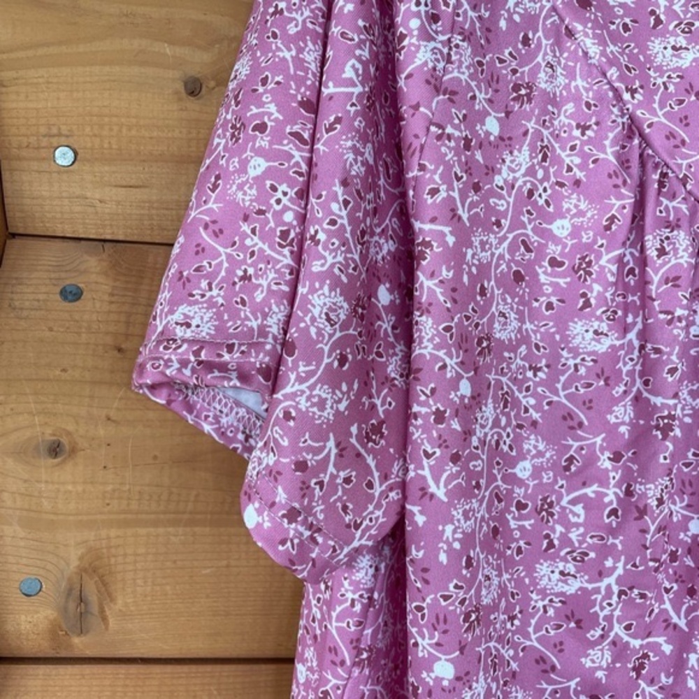 Petite floral print short sleeve blouse. Unbranded Pink & White Plus Size 2X - Picture 3 of 4